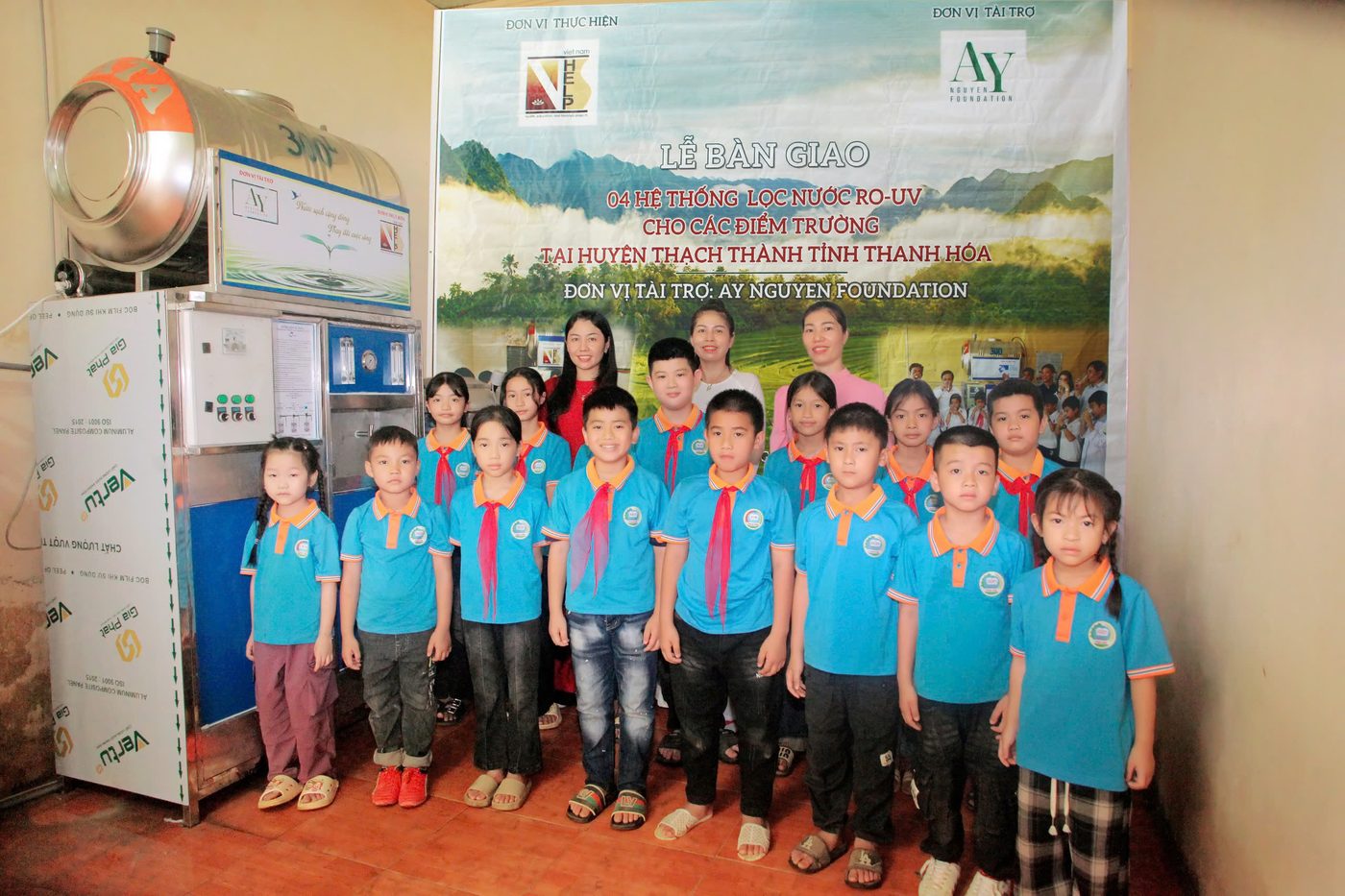 Students and AY Nguyen Foundation partners at the RO/UV water filtration handover ceremony
